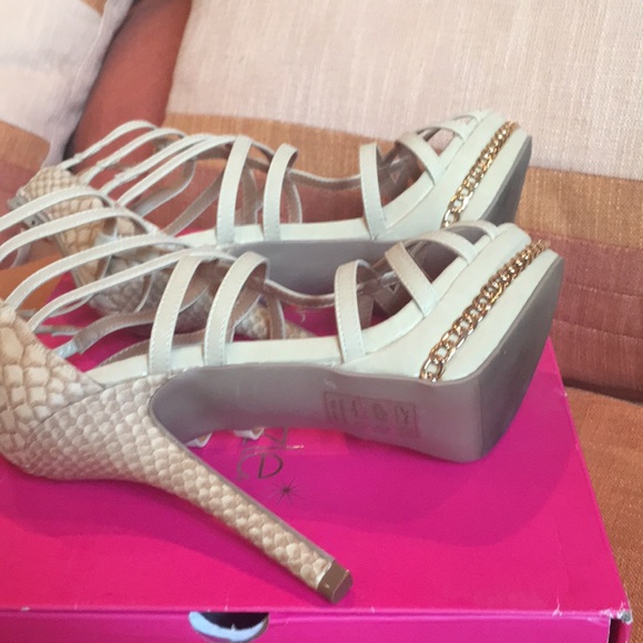 Incredibly sexy strappy heals! - Picture 2 of 3